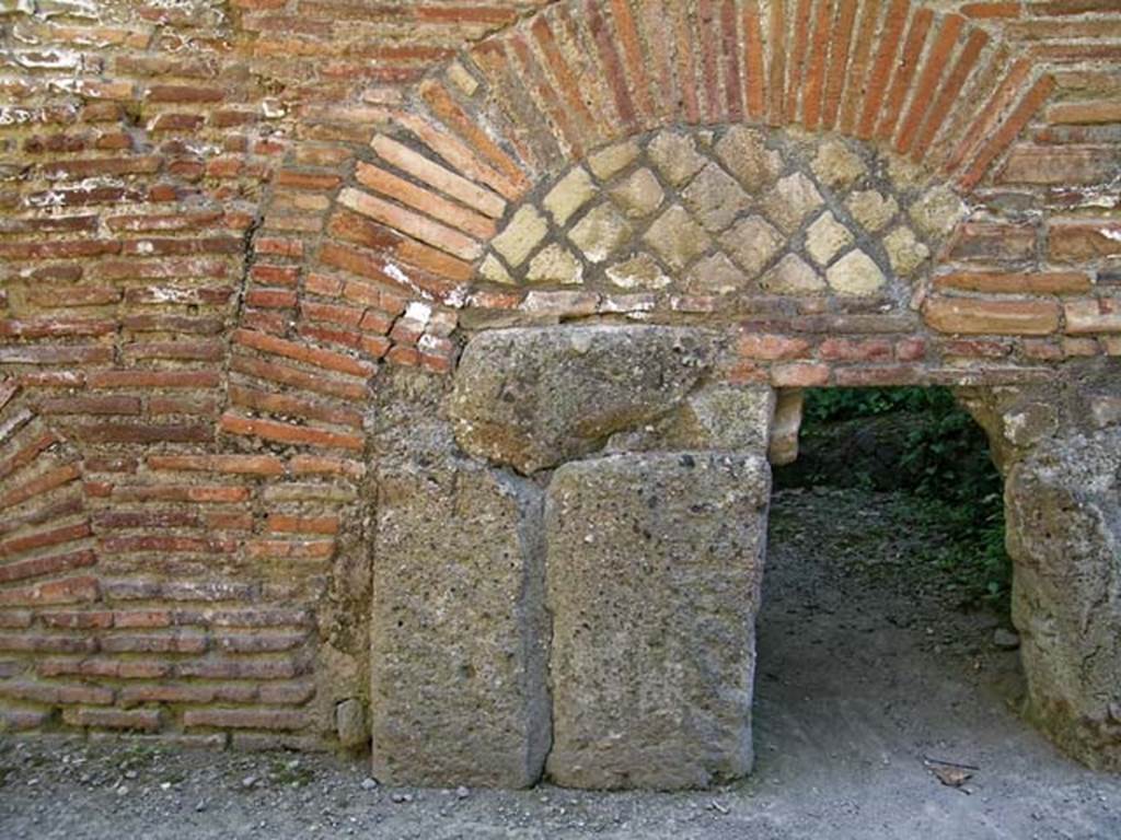 VI.10 Herculaneum, June 2005. Praefurnium in south wall of baths. Photo courtesy of Nicolas Monteix.